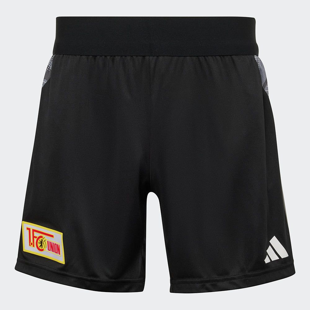 Schwarze Sportshorts mit grauen Details und Logos, darunter das von 1. FC Union und das Adidas-Logo.