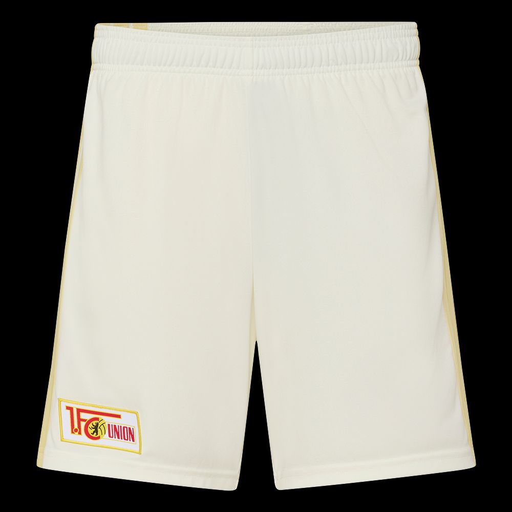 Weiße Sportshorts mit einem roten und gelben Aufnäher des Vereins "1. FC Union".