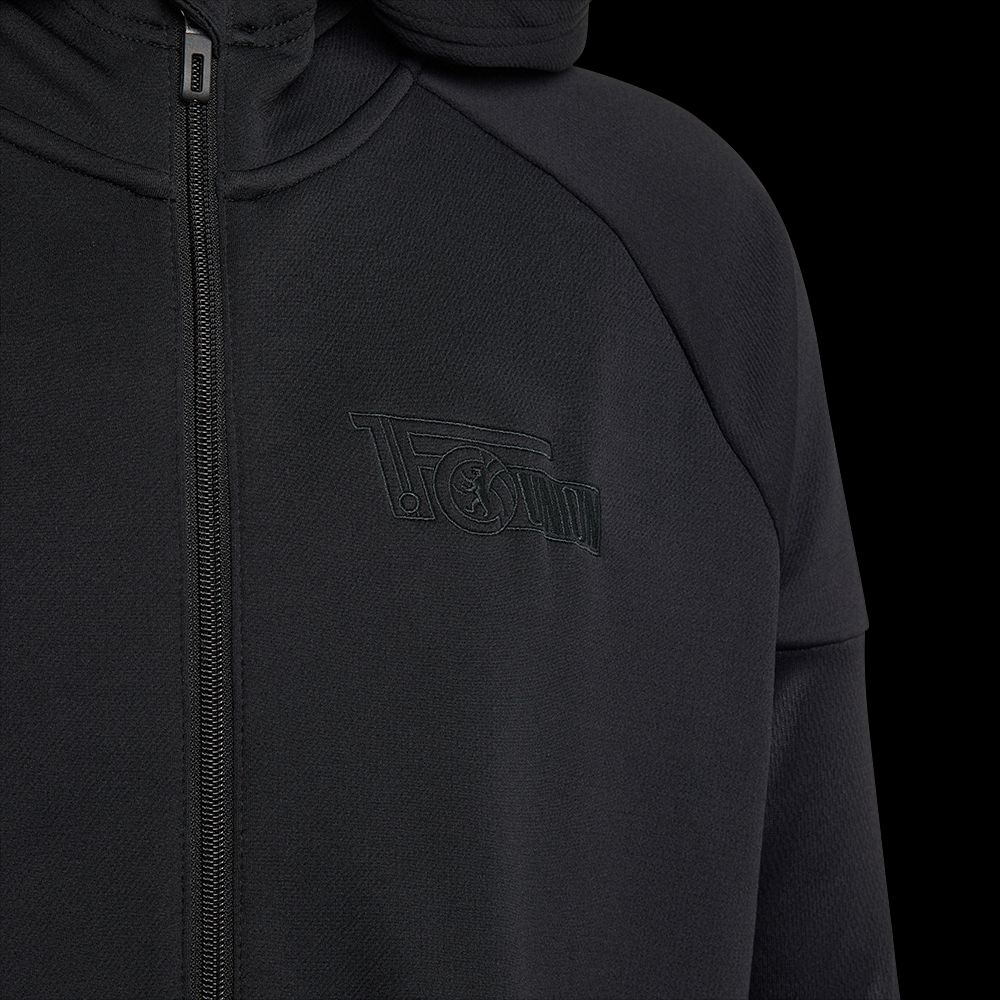 Schwarze Kapuzenjacke mit Reißverschluss und eingeprägtem Logo auf der linken Brustseite.