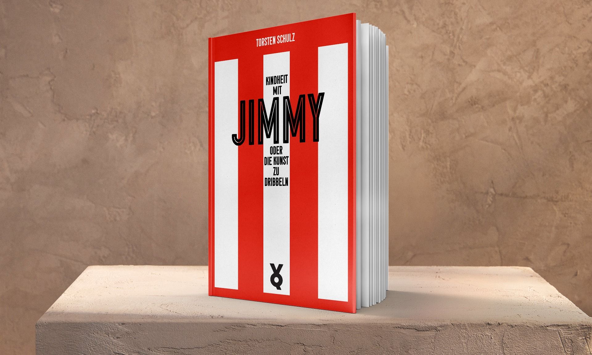 Ein Buch mit dem Titel "Kindheit mit Jimmy" auf einem schlichten Untergrund, mit rot-weiß gestreiftem Cover und modernem Design.