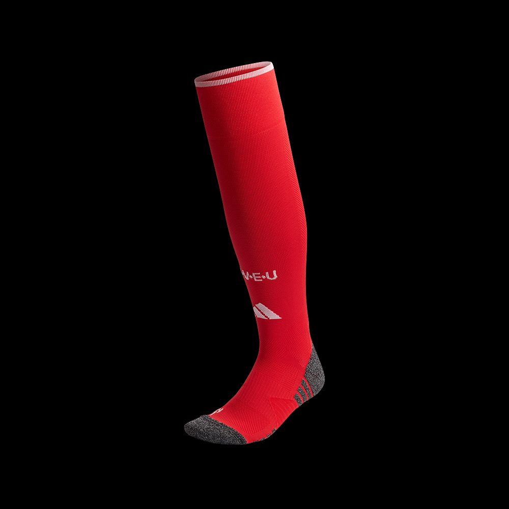 Rote Fußballsocke mit grauem Knöchelbereich und weißem Logo.
