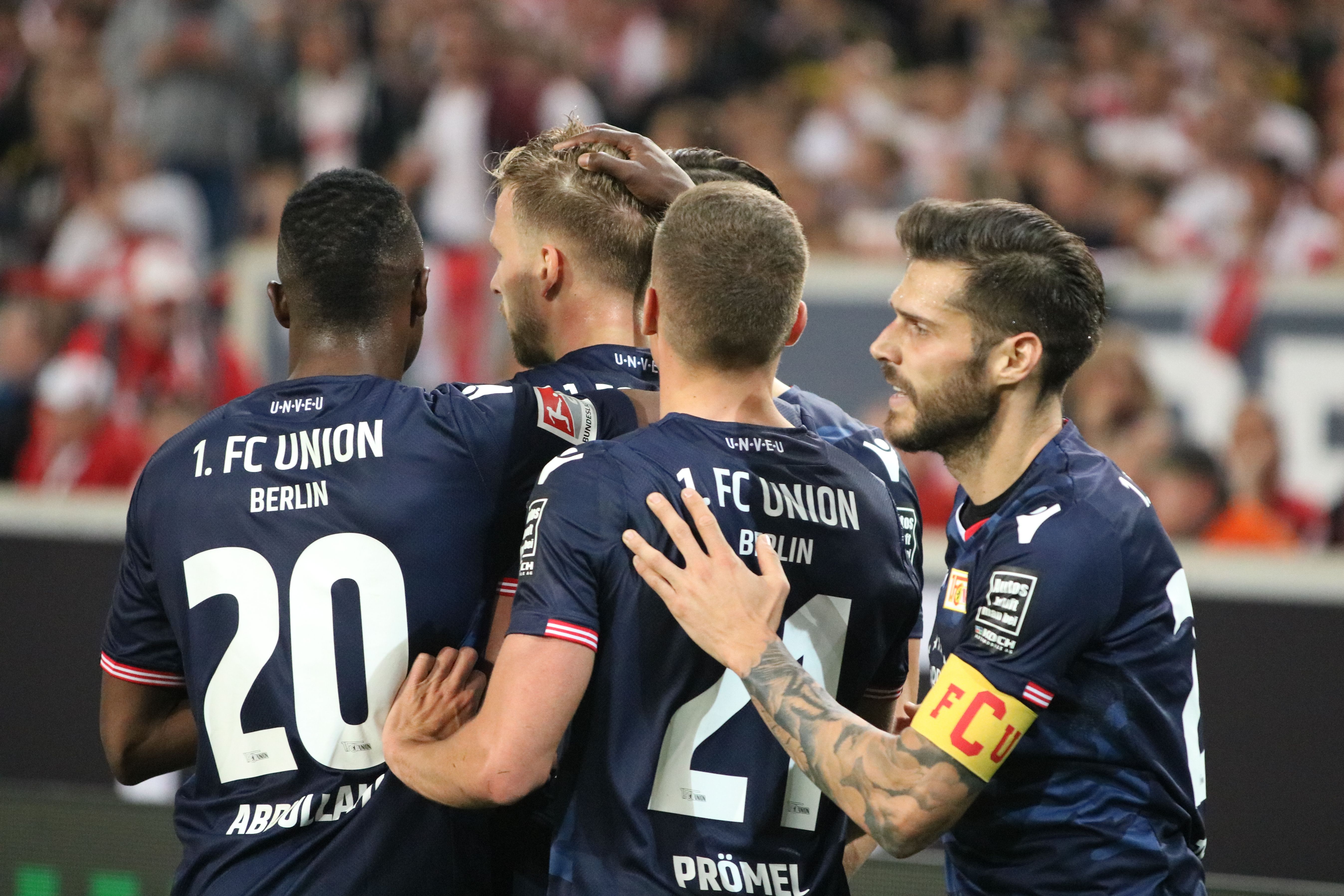 Spieler des 1. FC Union Berlin feiern einen Treffer in einem Fußballspiel.