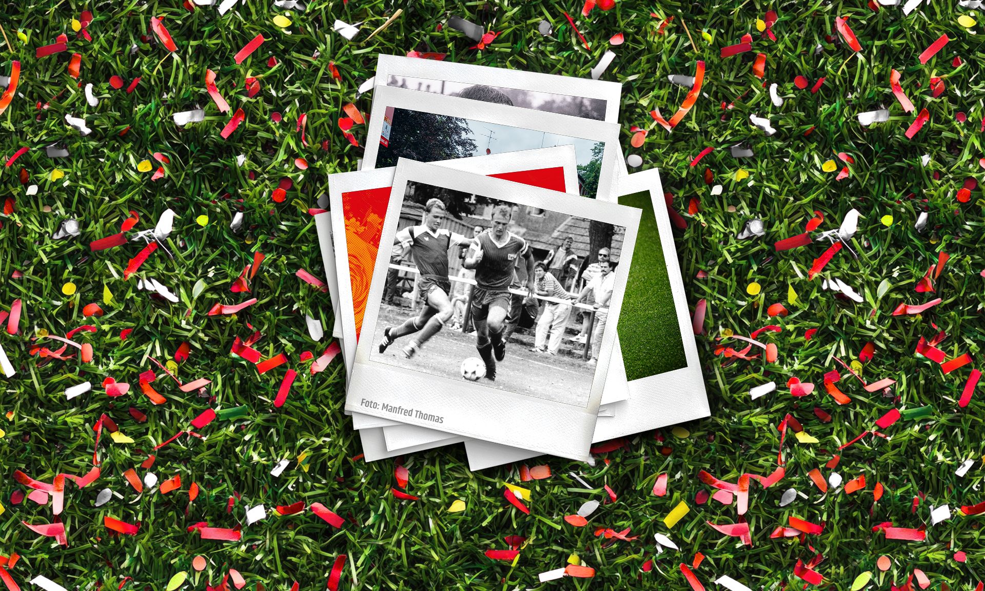 Ein Stapel von Polaroid-Fotos mit Szenen aus einem Fußballspiel liegt auf grünem Rasen mit Konfetti.