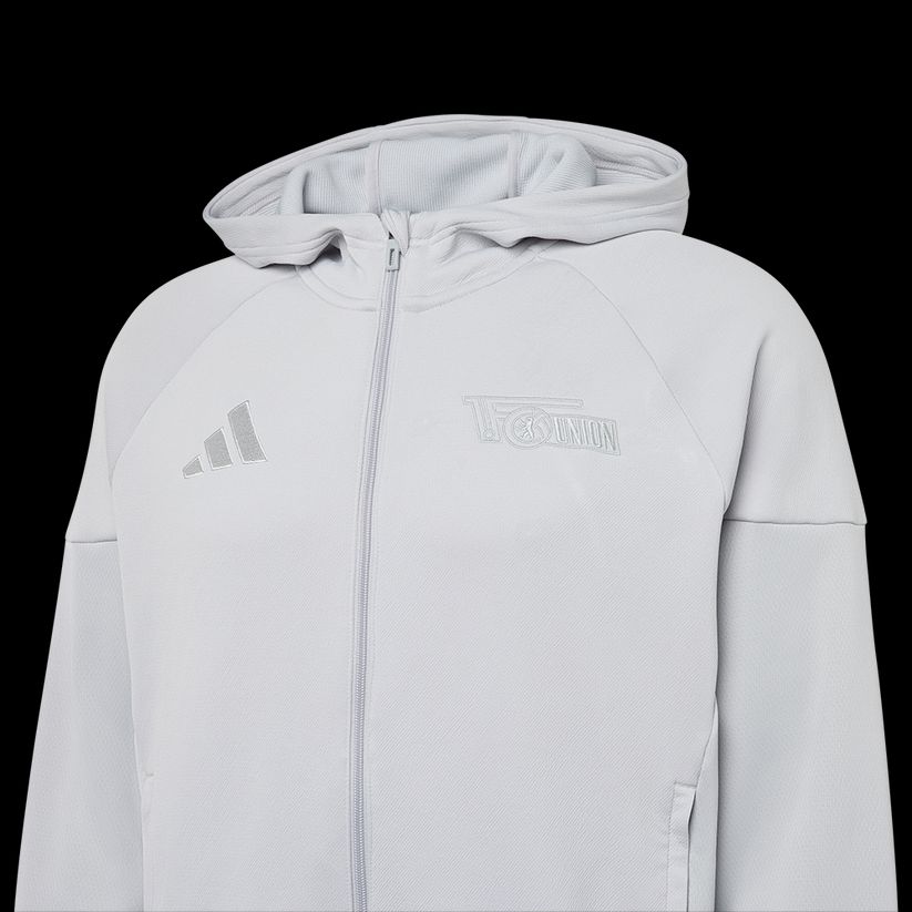 Graue Sportjacke mit Kapuze und Reißverschluss, versehen mit Adidas-Logos und Schriftzug.