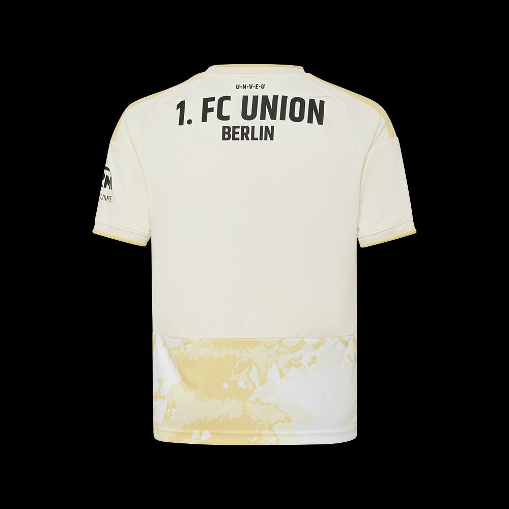 Ein helles Fußballtrikot mit dem Aufdruck "1. FC UNION BERLIN" auf der Rückseite und einem gelb-weißen Design am unteren Ende.