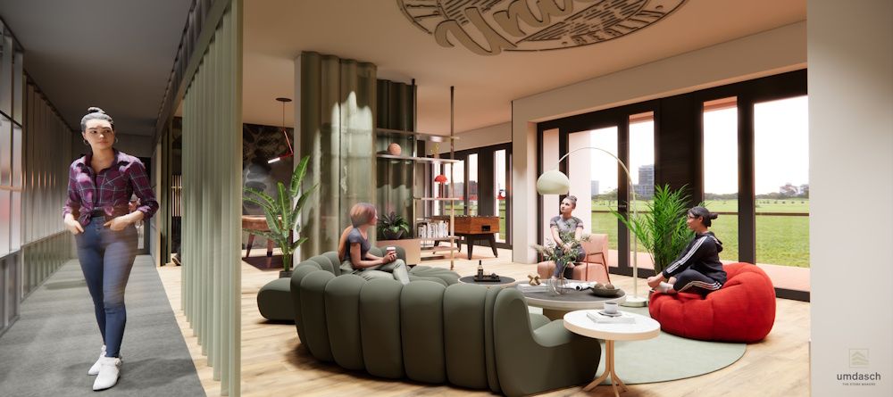 Moderne Wohnräume mit Sofa, Sessel und Pflanzen; Personen im Gespräch, große Fenster bieten Ausblick ins Freie.