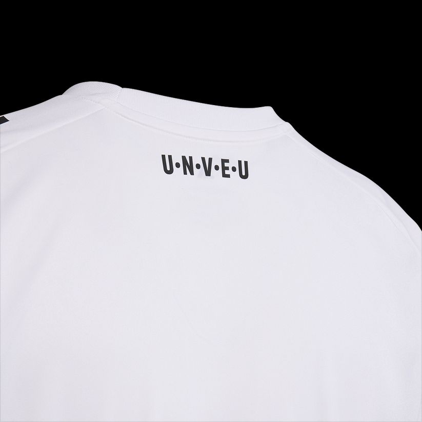 Weißes T-Shirt mit dem Wort "UNVEU" in schwarzer Schrift auf der Rückseite.